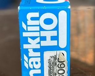 Marklin 3060  HO Scale Santa Fe Diesel Locomotive Toy Train Märklin	Box: 2x9.25x3.75	HxWxD

