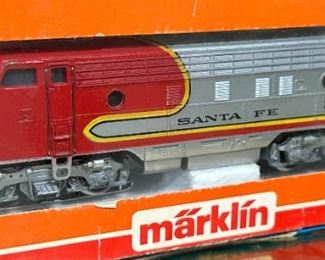 Marklin 4060 Santa Fe Diesel Dummy locomotive F7, original box Toy Train Märklin	Box: 2x9.25x3.75in	HxWxD
