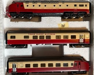 Marklin 3071 HO Trans Europe Express Set w/Add-On Passenger Car Toy Train Märklin	Box: 2x11x10in	HxWxD
