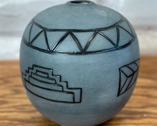 Sawik Pottery Native American Pot	7 x 6in diameter	

