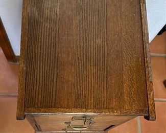 2 Drawer Oak File Cabinet	28 x 16 x 17.5in	HxWxD
