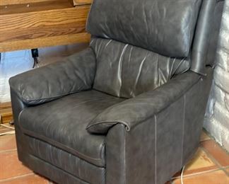 La-Z-Boy Recliner Chair	40 x 34 x 40in	HxWxD
