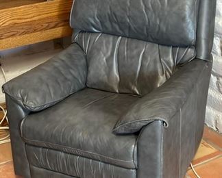 La-Z-Boy Recliner Chair	40 x 34 x 40in	HxWxD
