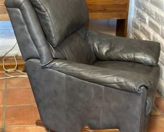 La-Z-Boy Recliner Chair	40 x 34 x 40in	HxWxD
