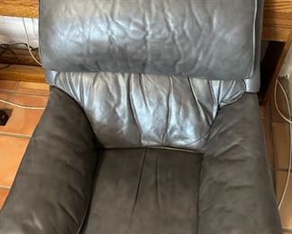 La-Z-Boy Recliner Chair	40 x 34 x 40in	HxWxD

