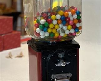 Vintage Victor Topper 1 Cent Penny Gumball Vending Machine w/Key	16.5x6x8in	HxWxD
