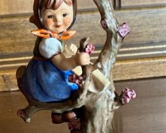 2PC Hummel Apple Tree Boy & Girl PAIR Hummel 141 142 Goebel Porcelain Figurine	6x3.5x3in	HxWxD
