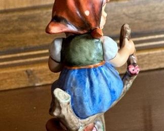 2PC Hummel Apple Tree Boy & Girl PAIR Hummel 141 142 Goebel Porcelain Figurine	6x3.5x3in	HxWxD
