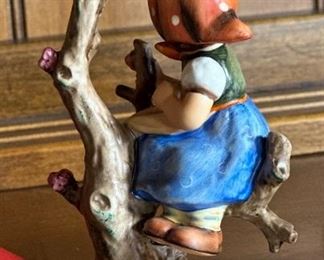 2PC Hummel Apple Tree Boy & Girl PAIR Hummel 141 142 Goebel Porcelain Figurine	6x3.5x3in	HxWxD
