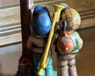 Hummel 331 Crossroads Goebel Porcelain Figurine	7x5x3in	HxWxD
