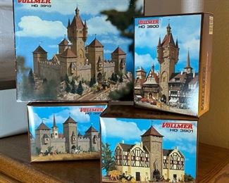 Vollmer HO 3910 Castle Rabenstein Burg 3900 3903 3901 w ghost Model	Box: 6.25x12.75x10.5in	HxWxD
