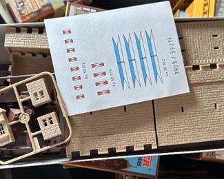 Vollmer HO 3910 Castle Rabenstein Burg 3900 3903 3901 w ghost Model	Box: 6.25x12.75x10.5in	HxWxD
