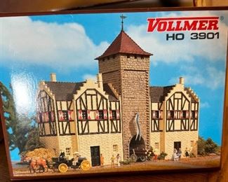 Vollmer HO 3910 Castle Rabenstein Burg 3900 3903 3901 w ghost Model	Box: 6.25x12.75x10.5in	HxWxD
