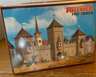Vollmer HO 3910 Castle Rabenstein Burg 3900 3903 3901 w ghost Model	Box: 6.25x12.75x10.5in	HxWxD
