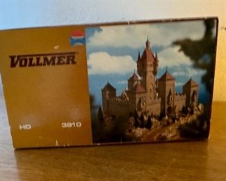 Vollmer HO 3910 Castle Rabenstein Burg 3900 3903 3901 w ghost Model	Box: 6.25x12.75x10.5in	HxWxD
