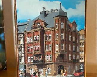 Vollmer HO Scale 3811 Corner Building Model Kit	Box: 3.75x12x7.5in	HxWxD
