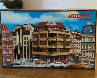 Vollmer 3800 City Corner House Eckhaus HO Model Kit	Box: 3.75x12x7.5in	HxWxD
