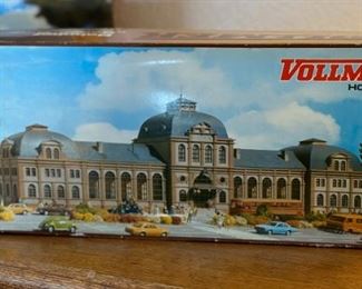 Vollmer 3560 Train Station HO Model Kit Bahnhofstrasse Baden Baden	Box: 3x18x7.5in	HxWxD
