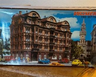 Vollmer 3775 Mansion HO Model Kit Pala	Box: 4x14x8in	HxWxD

