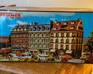 Vollmer 3780 Apartment Houses HO Model Kit Hauserblock	Box: 4x14x8in	HxWxD
