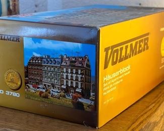 Vollmer 3780 Apartment Houses HO Model Kit Hauserblock	Box: 4x14x8in	HxWxD
