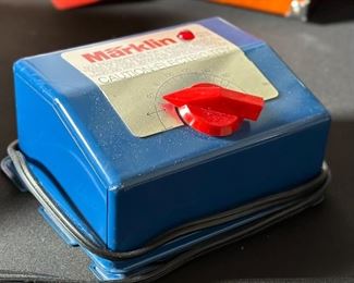 Marklin BLUE TRANSFORMER 6153 30VA 110 volt USA	3x6.5x7in	HxWxD
