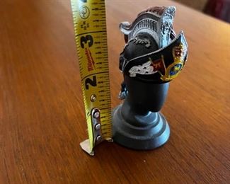 Franklin Mint the military helmets of the world greatest regiments set of 25	Set of 25 I 17 x 22 x 3	HxWxD
