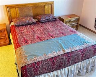 Queen Bed Mattress/Boxspring/Frame/Headboard	Mattress queen size total bed measurements 84“ x 60.5“ headboard height 43 inches.	
