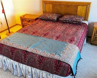 Queen Bed Mattress/Boxspring/Frame/Headboard	Mattress queen size total bed measurements 84“ x 60.5“ headboard height 43 inches.	
