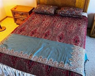 Queen Bed Mattress/Boxspring/Frame/Headboard	Mattress queen size total bed measurements 84“ x 60.5“ headboard height 43 inches.	
