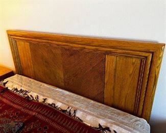 Queen Bed Mattress/Boxspring/Frame/Headboard	Mattress queen size total bed measurements 84“ x 60.5“ headboard height 43 inches.	
