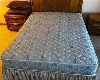 Queen Bed Mattress/Boxspring/Frame/Headboard	Mattress queen size total bed measurements 84“ x 60.5“ headboard height 43 inches.	
