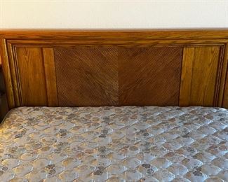 Queen Bed Mattress/Boxspring/Frame/Headboard	Mattress queen size total bed measurements 84“ x 60.5“ headboard height 43 inches.	
