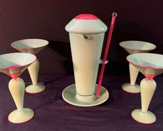 Signed Boyd Sugiki Blown Glass Olive Martini Shaker Set
Each olive green and red glass blown piece in this set is signed. Some pieces need to be cleaned. No chips or cracks. See pictures for details. 