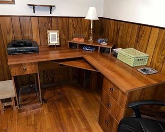 CORNER DESK