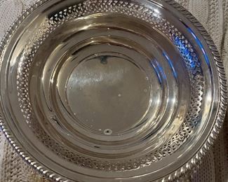 Reticulated serving bowl
