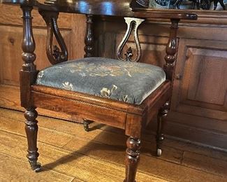 Circa 1740s English Queen Anne Corner Chair in mahogany 
