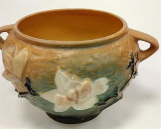 ROSEVILLE POTTERY MAGNOLIA JARDINIERE 665-4. 4 1/8" TALL 