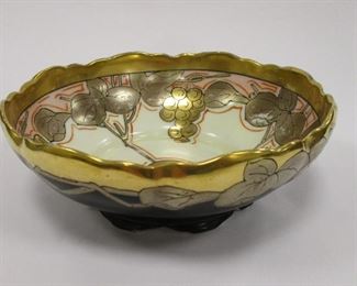 PICKARD CHINA BOWL WITH LEAVES AND GRAPES MOTIF. 6" DIAMETER. WEAR SPOTS ON THE GOLD 
