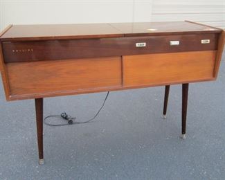 PHILIPS BI AMPLI ALL WAVE FM RADIO/PHONOGRAPH. 3'7" WIDE CASE. Condition: currently, the radio and turn table plays with sound from the left speaker