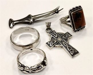 STERLING JEWELRY: MEXICO CELTIC CROSS PENDANT, UNMARKED DAGGER PIN, SIZE 10 BAND RING, SIZE 6 3/4 CAST RING AND A SIZE 7 UNMARKED JASPER RING WITH FAINT ARTIST SIGNATURE. 28.4 GRAMS 