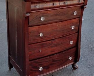 ca 1940'S MAHOGANY CHEST OF DRAWERS. RE-FINISHED Condition: BOTH SIDE PANELS SPLIT FROM SHRINK, NO BACK BOARD, ONE AS IS GLASS PULL 