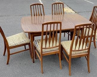 MID-CENTURY KELLER FURNITURE COMPANY FORMICA TOP DINING TABLE AND SIX CHAIRS. 