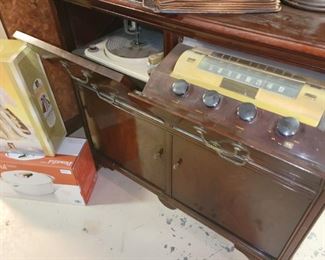 Vintage radio/turntable