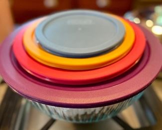 Set of four Pyrex mixing bowls with lids