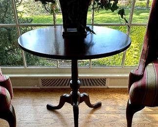 Three-legged table in exc. condition with beautiful floral display.