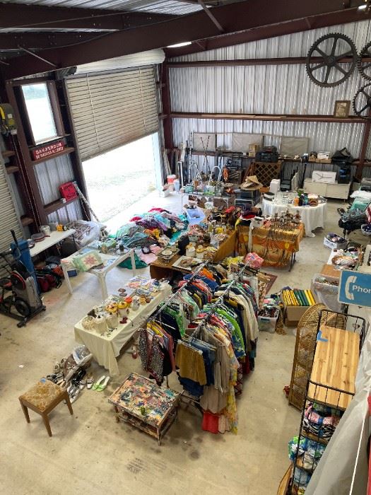 Overview of the main barn 