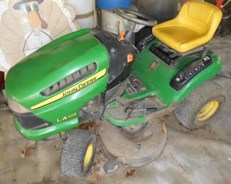 John Deere LA105 Lawn Tractor (Runs)