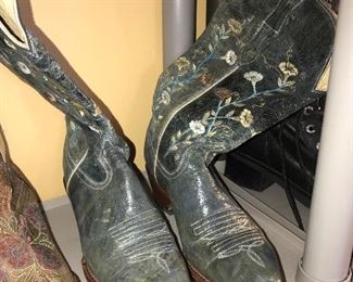 Items Located In The Living Room On the 2nd Floor