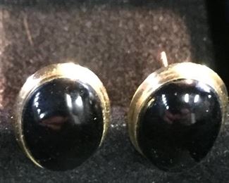 14 K gold and onyx. 